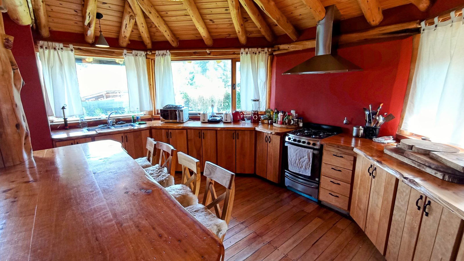 CASA CON PATIO Y PILETA