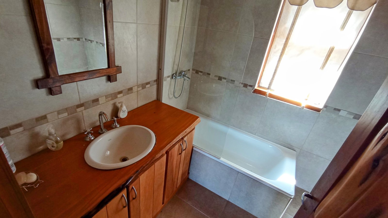 CASA CON PILETA Y PATIO