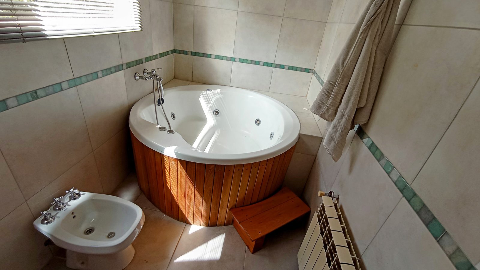 CASA CON PILETA Y PATIO