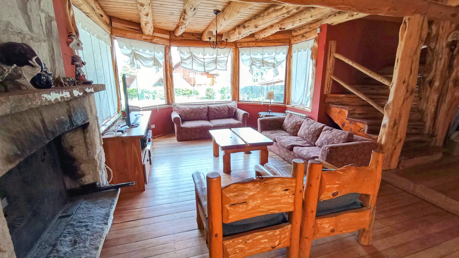 CASA CON PILETA Y PATIO