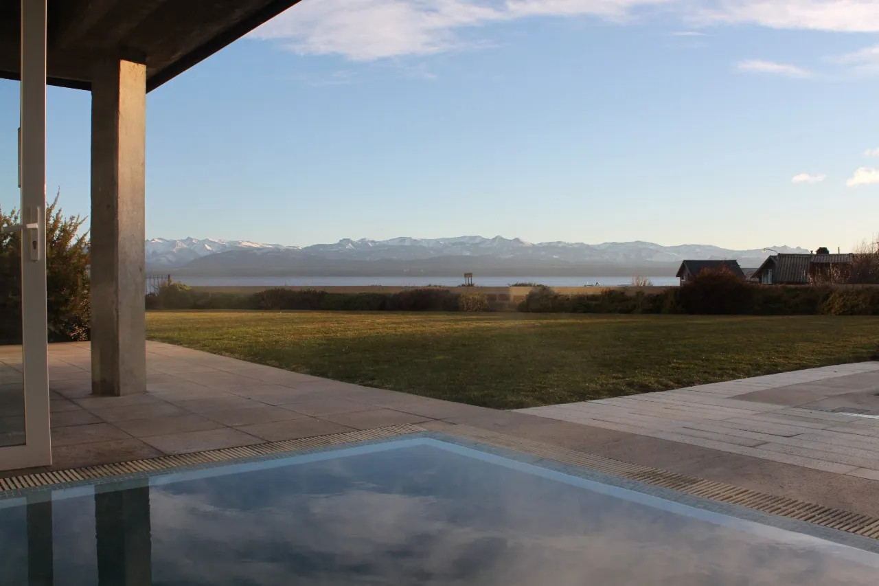 Alojamiento con Costa de Lago y Pileta Climatizada