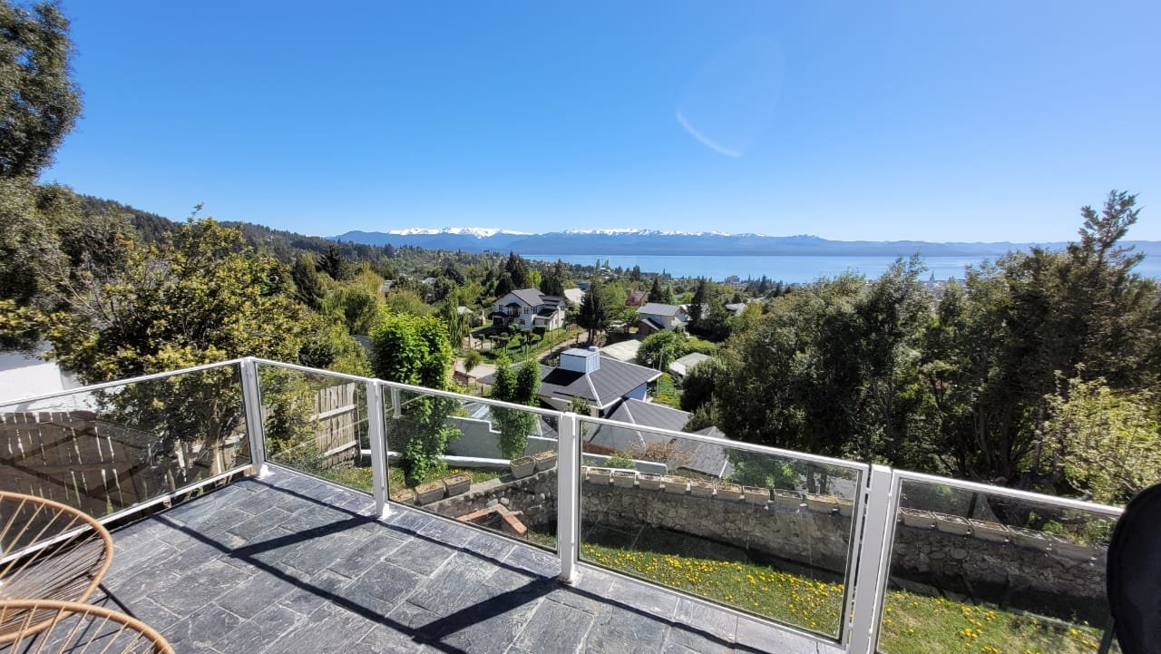 Casa con Vista al Lago y Pileta