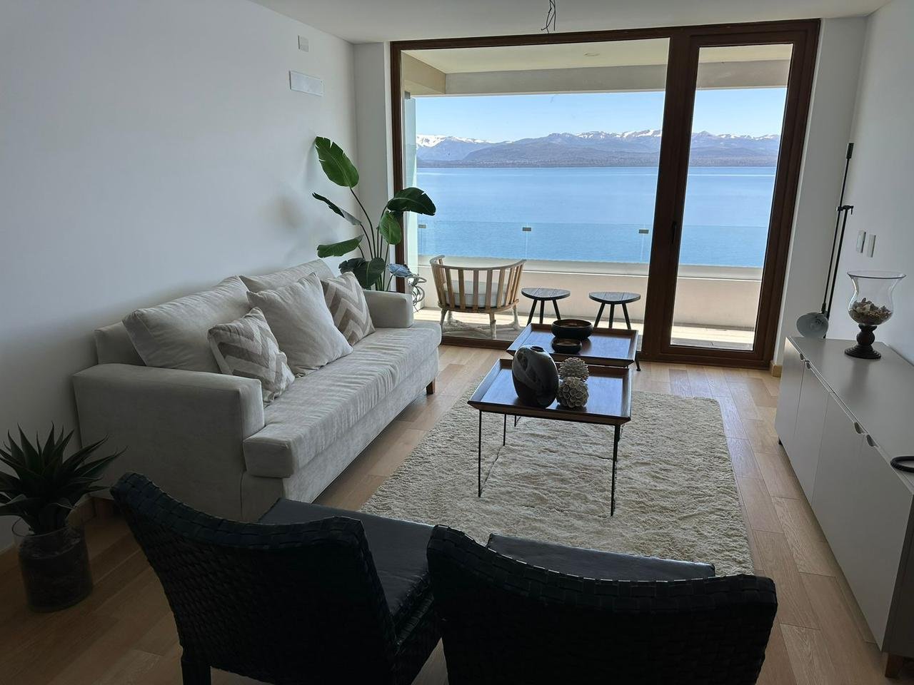 MODERNO DEPARTAMENTO FRENTE AL LAGO