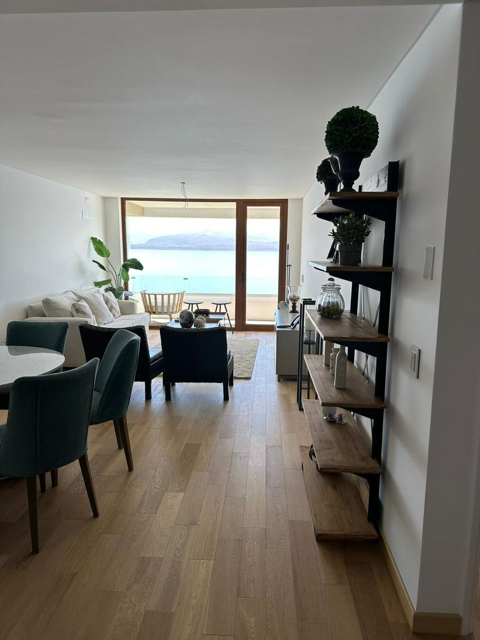 MODERNO DEPARTAMENTO FRENTE AL LAGO