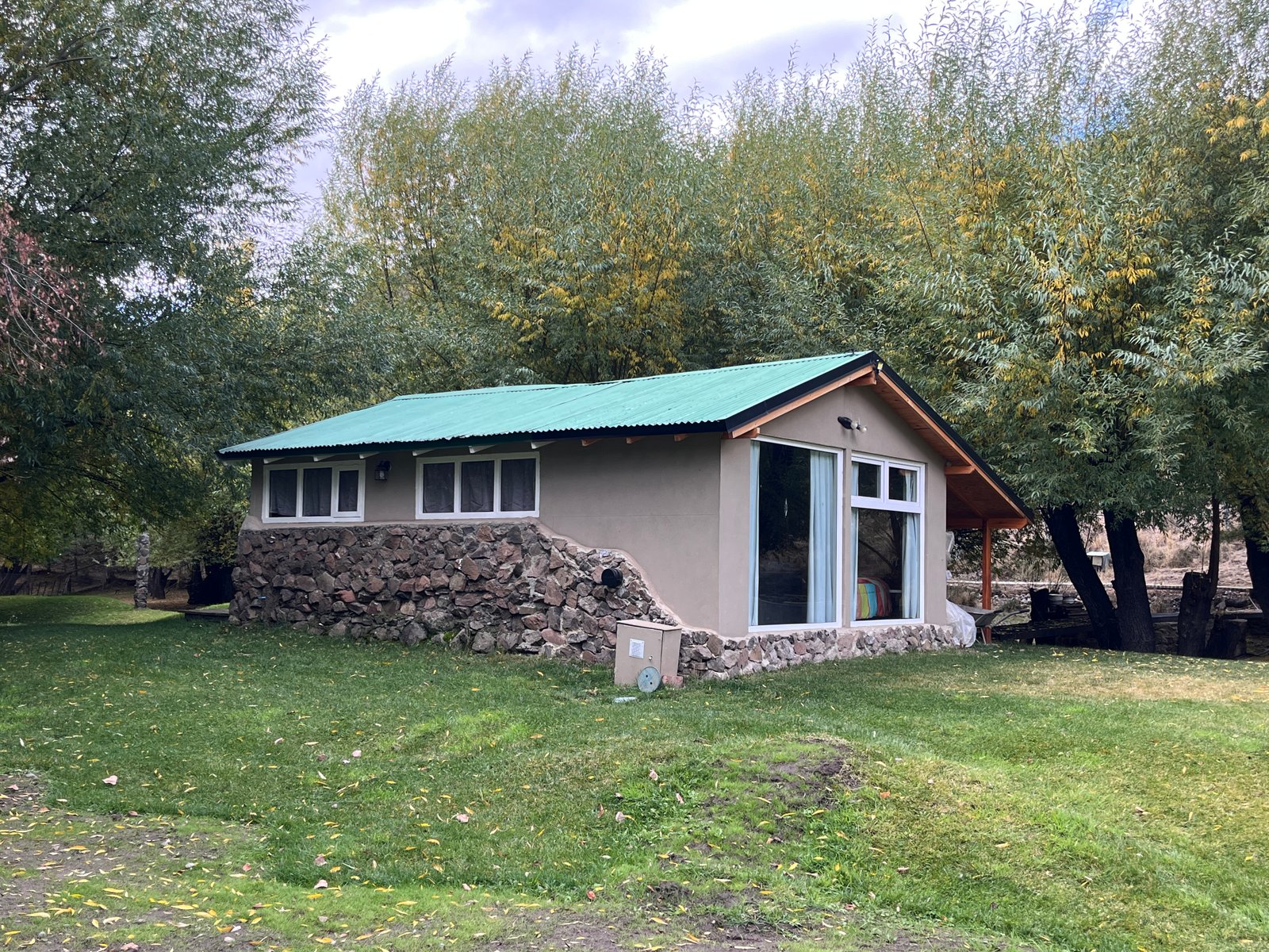 Dormis en Villa Llanquín – Con quincho equipado, parrilla, fogón, asador y disco