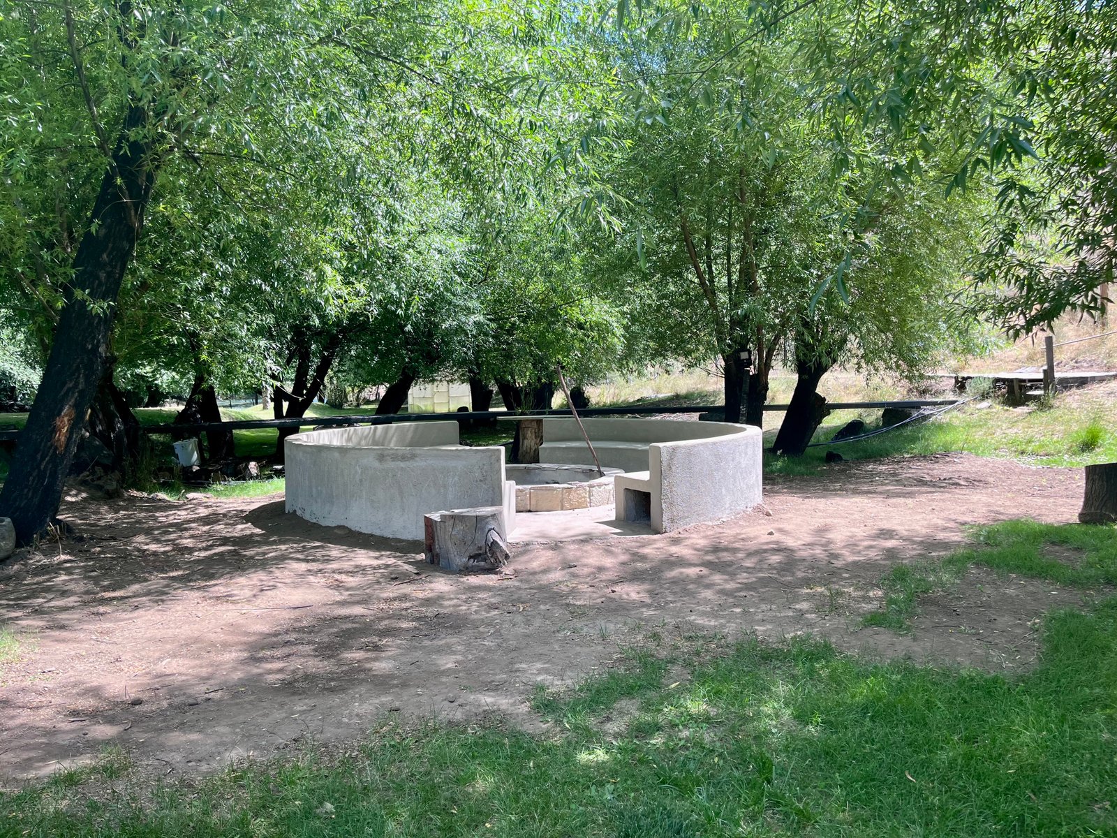 Alojamiento en Villa Llanquín –  HASTA 10 HUÉSPEDES  cabaña, dormis + quincho equipado, parrilla, fogón, asador y disco.
